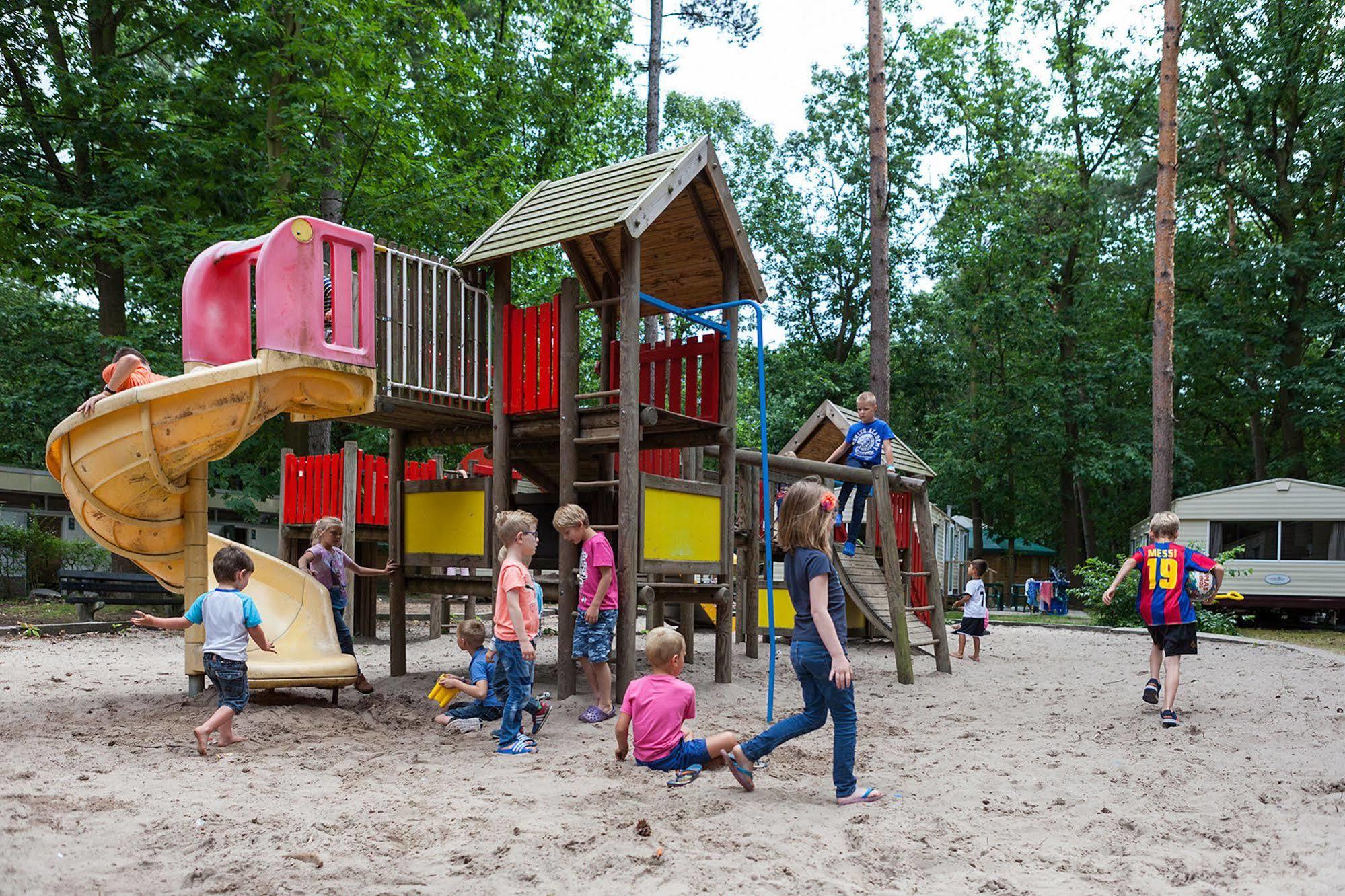 Oostappen Vakantiepark Hengelhoef Nv Hotell Aan de Wolfsberg Exteriör bild